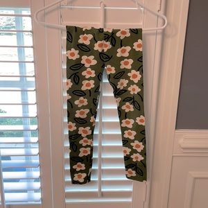 Hanna Andersson leggings. Size 5 slim. Green with yellow and white flowers.